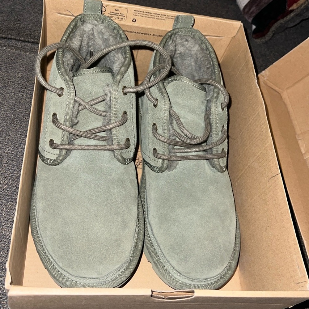UGG SIZE 9